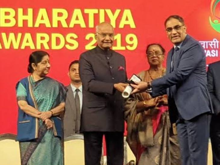 2019 में प्रवासी भारतीय सम्मान में पूर्णेंदु तिवारी को सम्मानित करते राष्ट्रपति रामनाथ कोविंद, नजदीक हैं तत्कालीन विदेश मंत्री सुषमा स्वराज। तिवारी को ये सम्मान उस समय दिया गया था, जब वे कतर में वहां की नौ सेना को ट्रेनिंग दे रहे थे।