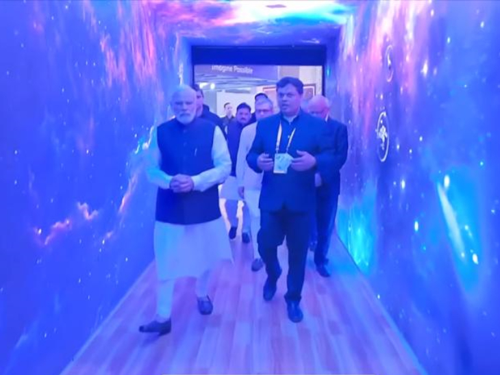 पीएम मोदी मोबाइल कांग्रेस में स्टॉल्स विजिट करने के लिए गैलरी से जाते हुए। यहां पीएम भारती एयरटेल, जियो, एरिक्सन के स्टॉल पर गए।