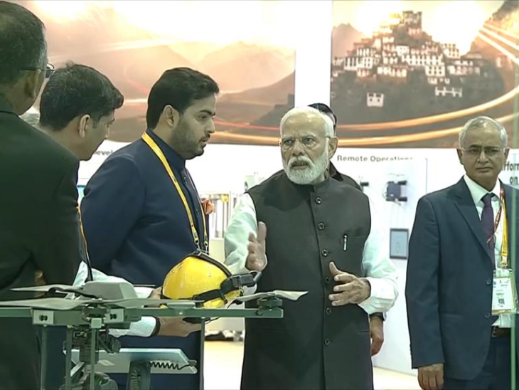 जियो के स्टॉल पर पीएम मोदी को टेक्नोलॉजी की जानकारी देते आकाश अंबानी। जियो ने पहली बार अपनी सैटेलाइट इंटरनेट टेक्नोलॉजी दिखाई।