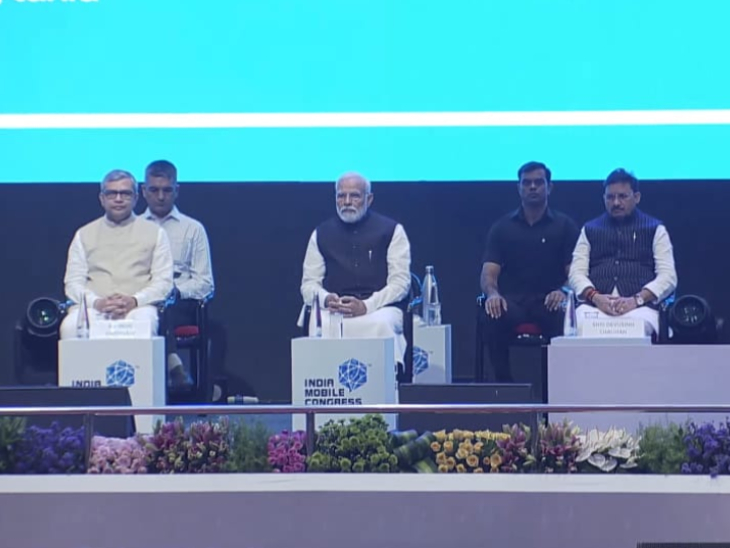 इवेंट में मंच पर बीच में बैठे प्रधानमंत्री मोदी, बाएं ओर बैठे टेलीकॉम मिनिस्टर अश्विनी वैष्णव