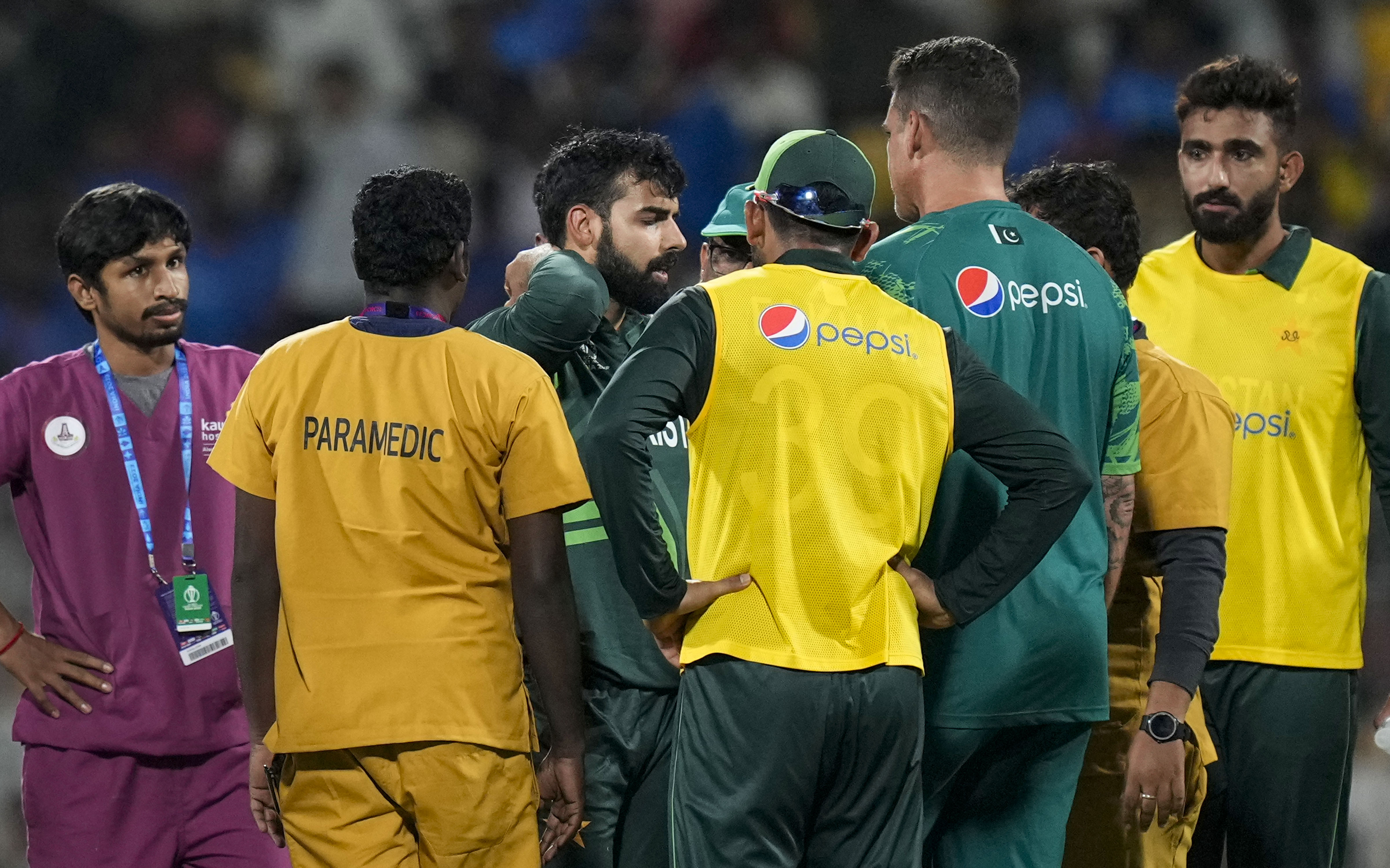 सिर पर चोट लगने के बाद शादाब खान मैदान छोड़कर चले गए। उनकी जगह उसामा मीर कन्कशन प्लेयर बन कर आए।