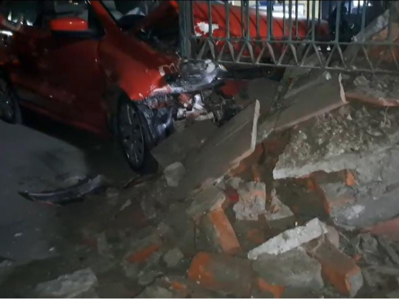 Car collides with divider in Meerut Cantt | मेरठ कैंट में डिवाइडर से ...