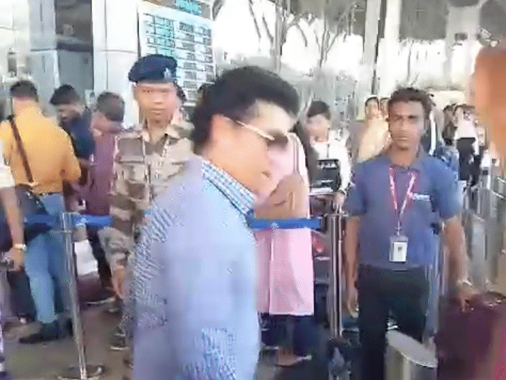रायपुर के स्वामी विवेकानंद एयपोर्ट से मुंबई रवाना हुए ​सचिन तेंदुलकर। - Dainik Bhaskar