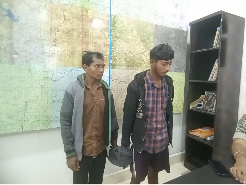 पुलिस ने दो नक्सलियों को गिरफ्तार किया है। - Money Bhaskar
