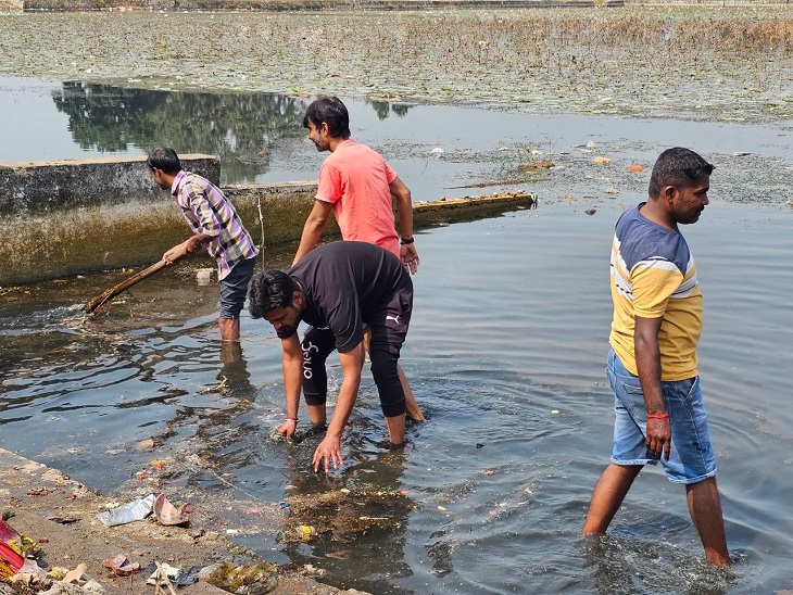 कुरुद तालाब के घाठ की सफाई करते युवा