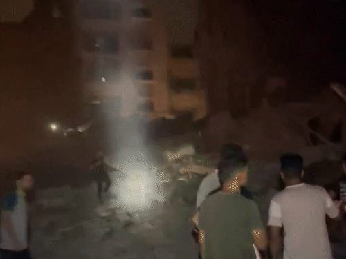 Israel Hamas Gaza War Situation LIVE Update; palestinians searching for dead bodies of their loved ones with torches | सुरंगों से निकले लड़ाके इजराइली सेना से भिड़े; लेबनान में हिजबुल्लाह के ठिकानों पर भी हमला