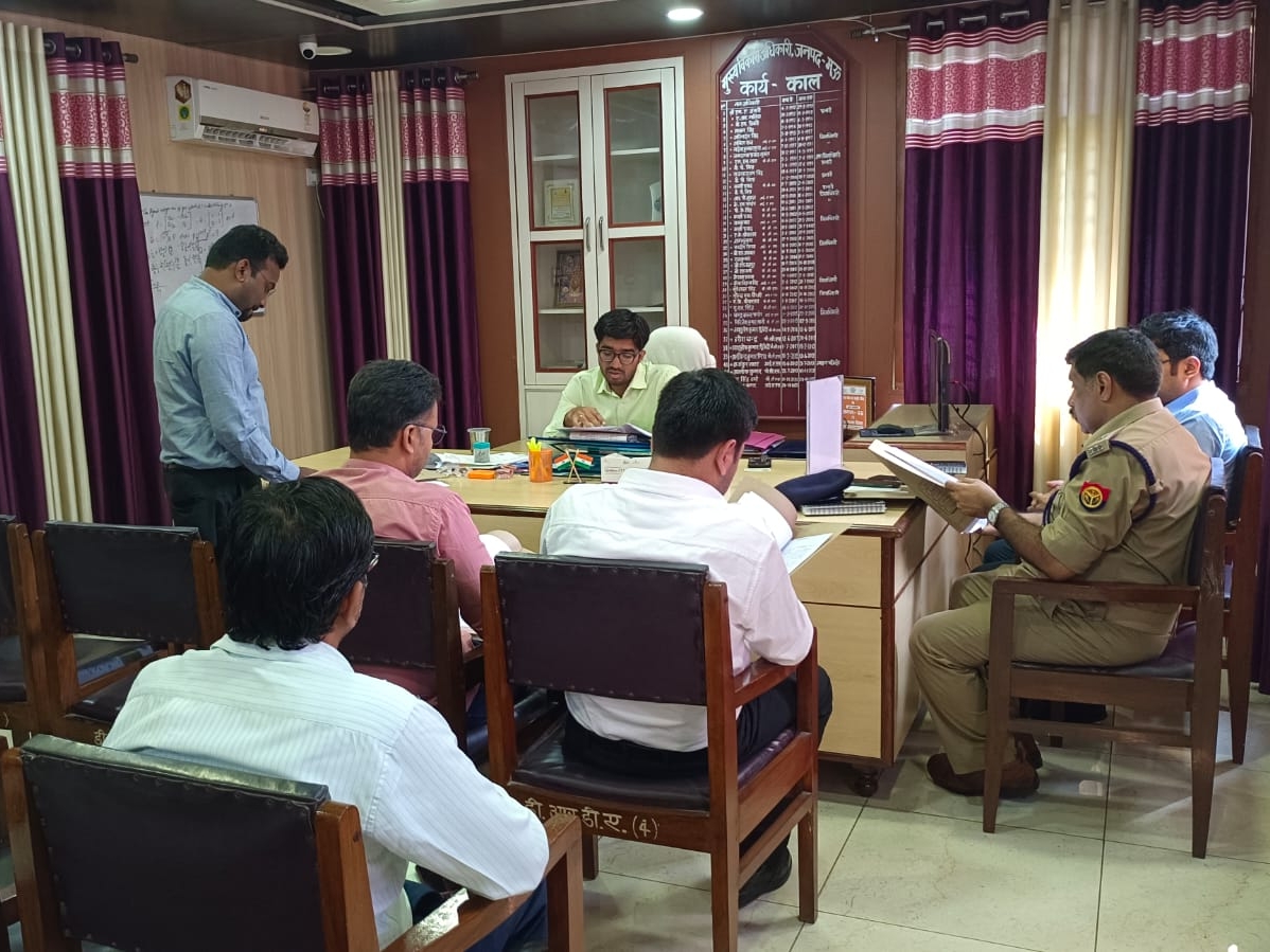 CCTV cameras will be installed in Mau under Operation Trinetra | मऊ में ...