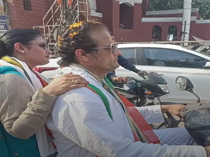 नामांकन दाखिल करने पत्नी के साथ बाइक पर निकले विकास उपाध्याय - Dainik Bhaskar