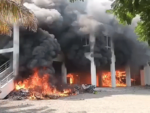 सोमवार सुबह करीब 11 बजे प्रदर्शनकारियों ने बीड जिले के माजलगांव से एनसीपी विधायक प्रकाश सोलंके के बंगले में घुसकर पथराव किया और आग लगा दी।