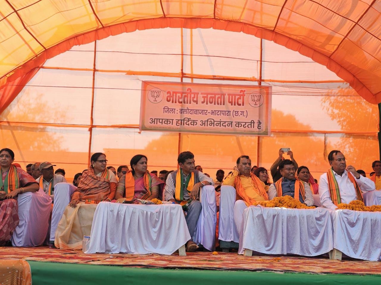 जिला निर्वाचन कार्यालय सभी भाजपा प्रत्याशियों ने अपना-अपना नामांकन फार्म जमा किया।