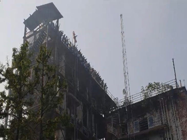 General Ruckus Building Employees created ruckus by climbing the liquor factory building | शराब ...