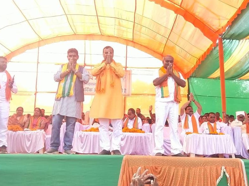 सभा के दौरान बड़ी संख्या में समाजसेवी और जोगी कांग्रेस के कुछ नेता भाजपा में शामिल हुए।
