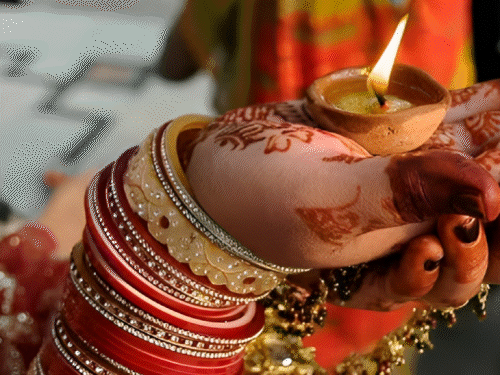 Karva Chauth not complete without sargi given by mother-in-law; bihar  bhaskar latest news | सास की दिए सरगी बिना पूरा नहीं होता करवा चौथ: महिलाएं  कल रखेंगी करवा चौथ का व्रत, सर्वार्थ