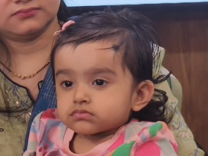 गुरुग्राम के कैनविन आरोग्य धाम में SMA बीमारी से ग्रस्त शिवांशी मिश्रा को लेकर बैठी उसकी मां। - Dainik Bhaskar