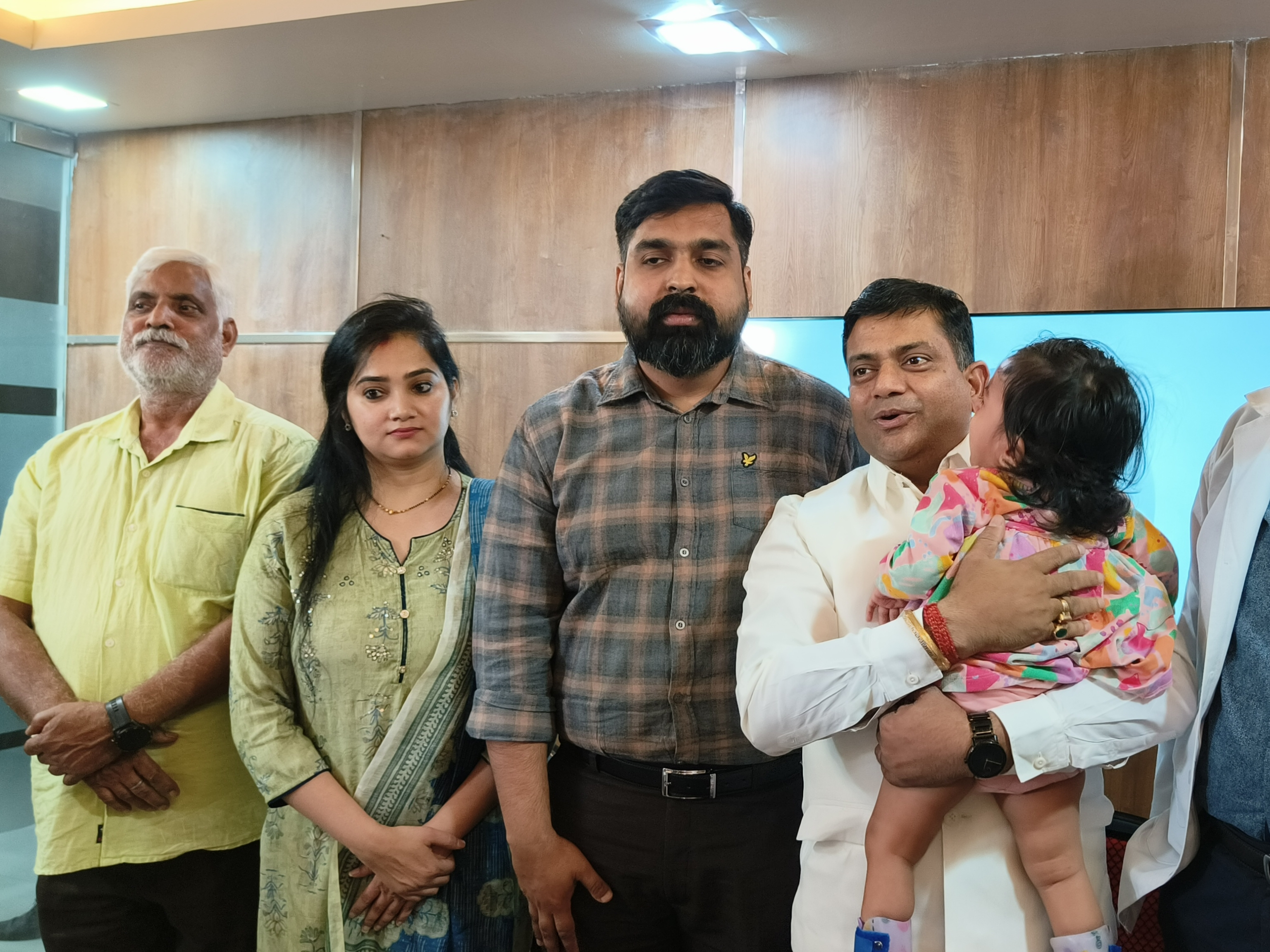 कैनविन फाउंडेशन मदद की गुहार लेकर पहुंचे शिवांशी के माता-पिता।