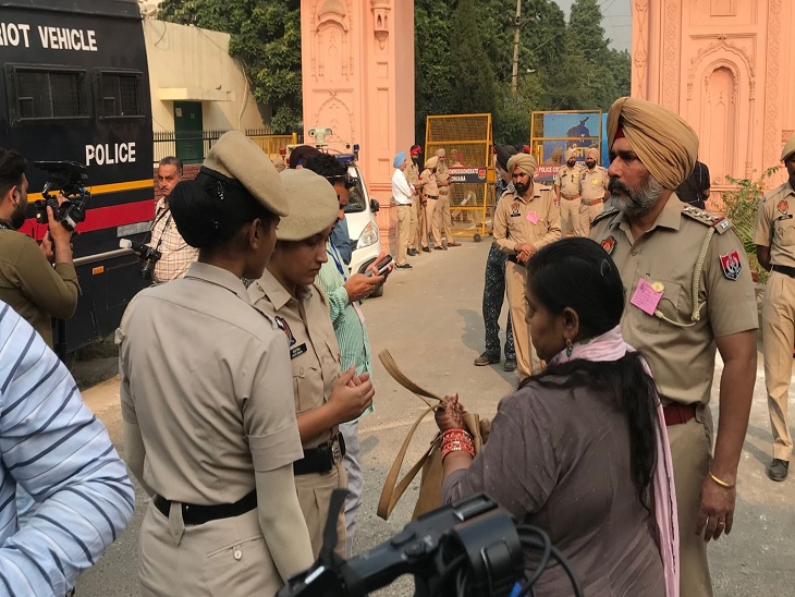 यूनिवर्सिटी स्टाफ के आईडी व गाड़ियों की जांच के बाद अंदर भेज रहे हैं।