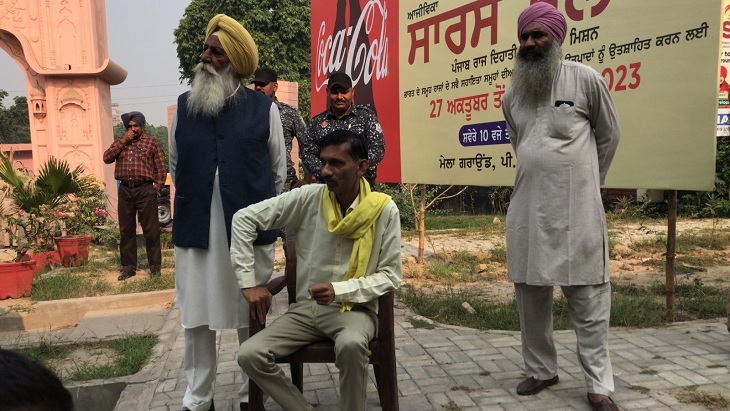 टीटू बानिया कुर्सी लेकर यूनिवर्सिटी के बाहर ही बैठ गए हैं। उनका कहना है कि वे आज बहस में भाग लेकर ही लौटेंगे।