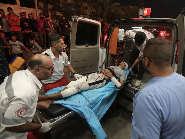गाजा के खान यूनिस में इजराइली हमले के बाद घायलों को अस्पताल ले जाया गया।