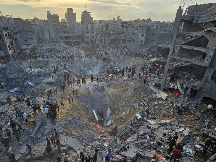 इजराइल की एयरस्ट्राइक के बाद गाजा के जबालिया क्षेत्र में जमीन पर गड्ढा हो गया।