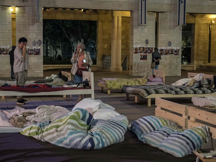 यरुशलम के साफरा स्क्वायर पर करीब 200 बेड लगाए गए। ये उन लोगों का प्रतीक थे, जिन्हें हमास ने बंधक बना रखा है।
