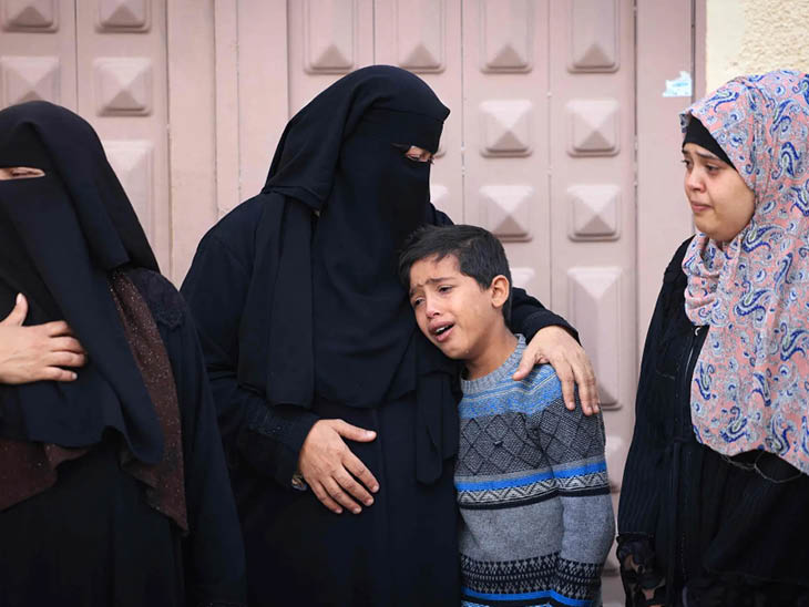 गाजा में अपनों को खोने के बाद बच्चा मां से लिपटकर रोता नजर आया।