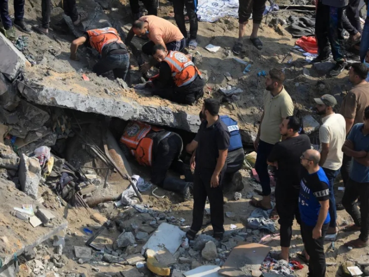 बुधवार शाम जबालिया कैंप पर हुए दूसरे हमले के बाद रेस्क्यू टीम मलबे में दबे लोगों को बाहर निकाल रही है।