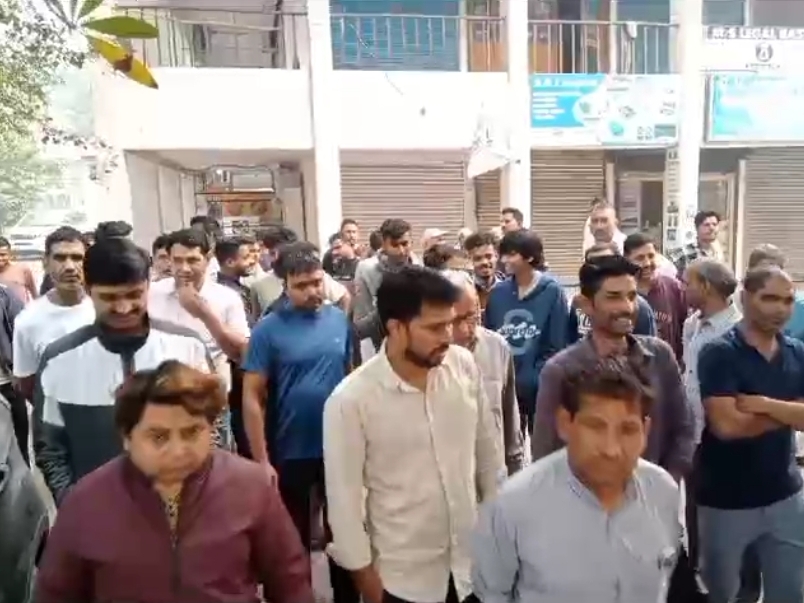 मौके पर जमा लोगों की भीड़।