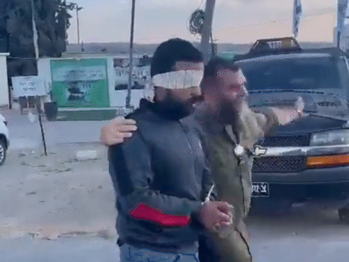 इजराइली सैनिक रिलीजियस म्यूजिक पर डांस करते हुए गिरफ्तार किए गए फिलिस्तीनी को घुमाते हुए दिख रहा है।