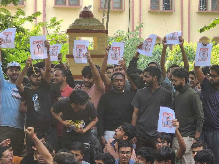 IIT-बनारस के डायरेक्टर के मिसिंग का पोस्टर लेकर छात्रों ने जमकर नारेबाजी की।