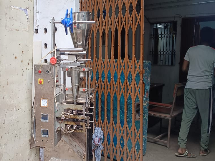 जर्दा युक्त गुटखा बनाने वाली मशीन जब्त