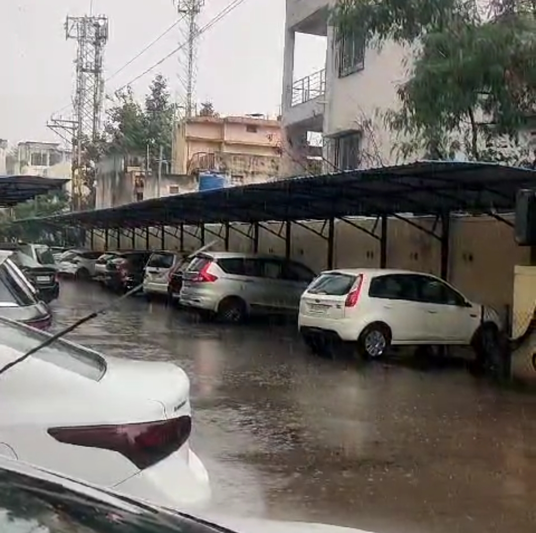 दिन में बारिश के बाद हल्की ठंड बढ़ी लेकिन ज्यादा बदलाव फिलहाल नहीं होगा।