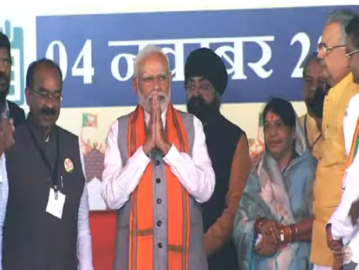 मंच से लोगों का अभिवादन करते हुए पीएम मोदी।