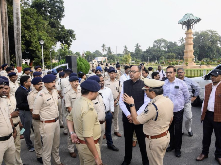 दिशा-निर्देश देते डीएम और एसएसपी
