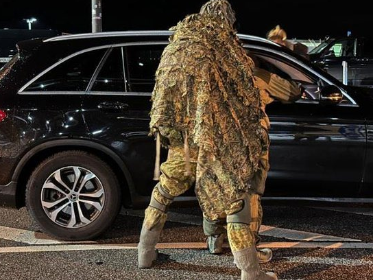 हेम्बर्ग पुलिस ने एयरपोर्ट के करीब स्नाइपर्स तैनात कर दिए हैं। - Dainik Bhaskar