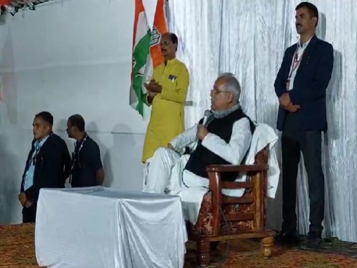 चुनावी सभा को संबोधित करते हुए सीएम भूपेश बघेल।