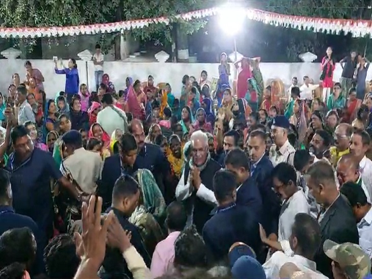 सेलूद में चुनावी सभा के दौरान मौजूद लोगों की भीड़ और उनसे मिलते सीएम भूपेश।