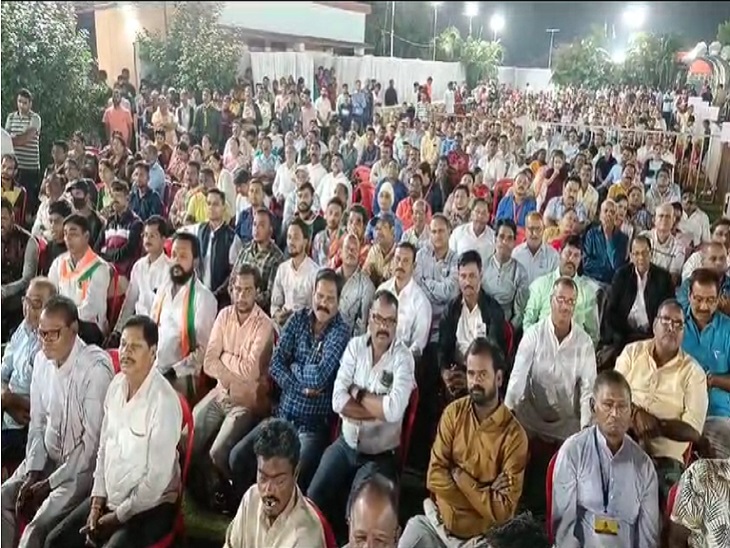 वैशाली नगर में सीएम को सुनने पहुंचे सैकड़ों की संख्या में लोग।