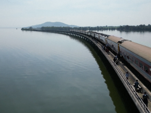 Very popular among tourists, gives the impression of a train floating on the surface of the lake | पर्यटकों के बीच काफी लोकप्रिय, झील की सतह पर तैरती हुई ट्रेन का आभास कराती है