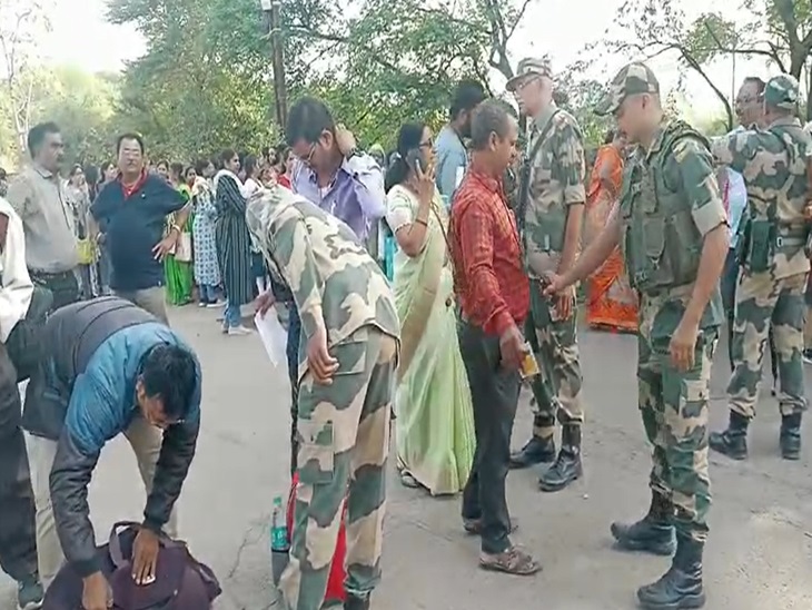 तस्वीर राजनांदगांव की है जहां सुरक्षा बल पूरी चेकिंग के बाद मतदान कर्मियों को रवाना कर रहे हैं।
