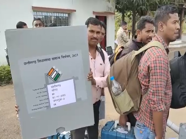 मतदान दल के कर्मचारियों का भी जोश हाई है, तस्वीर यही बता रही।