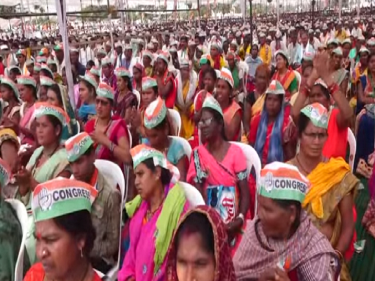 प्रियंका की सभा में मौजूद भीड़।