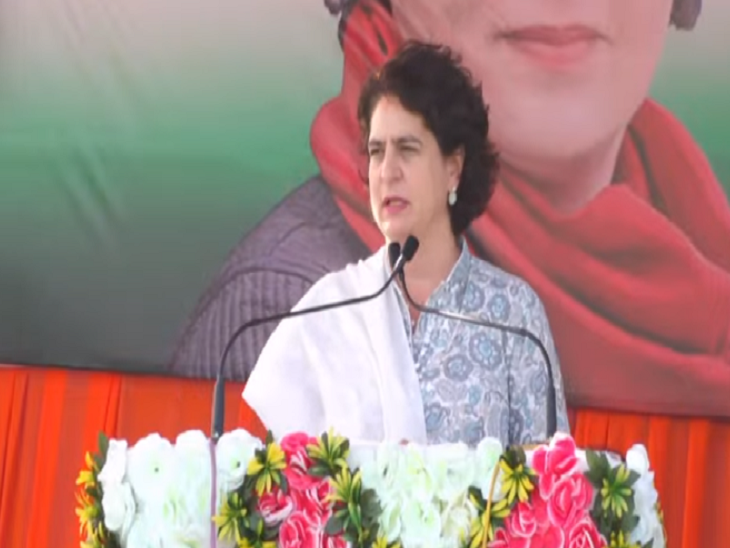 प्रियंका ने कुरुद में सभा को संबोधित किया।