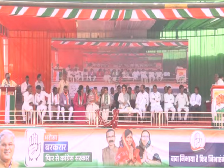 बालोद की सभा में मंच प्रियंका गांधी के साथ बैठे हुए कांग्रेस नेता।