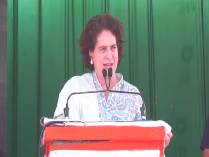 सभा को संबोधित करती हुई प्रियंका गांधी।