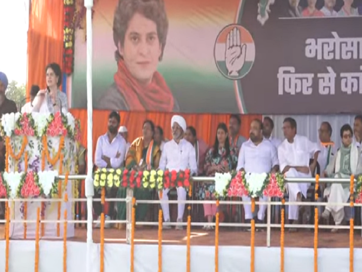 कुरुद में सभा के दौरान मंच पर बैठे कांग्रेस के नेता।