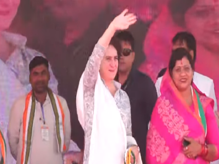 मंच से लोगों का अभिवादन करती हुई प्रियंका।