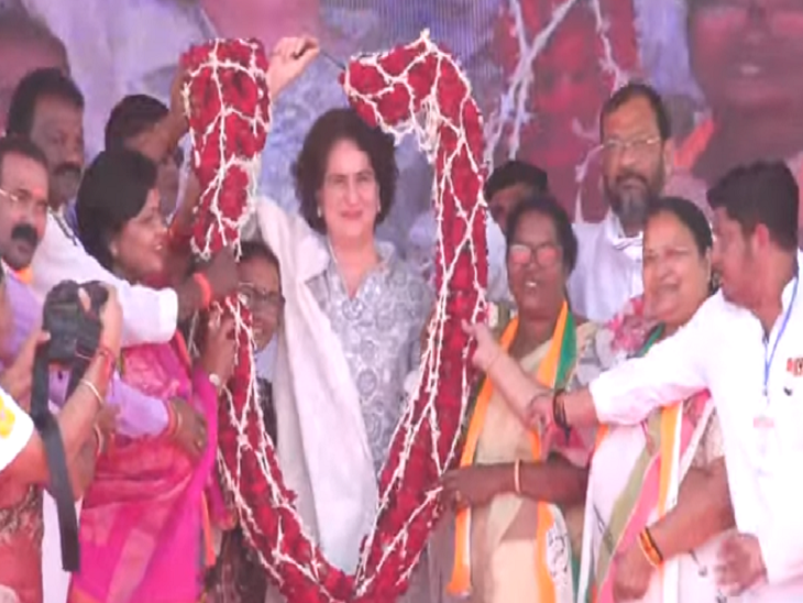 मंच पर प्रियंका का फूलों की माला से स्वागत किया गया।