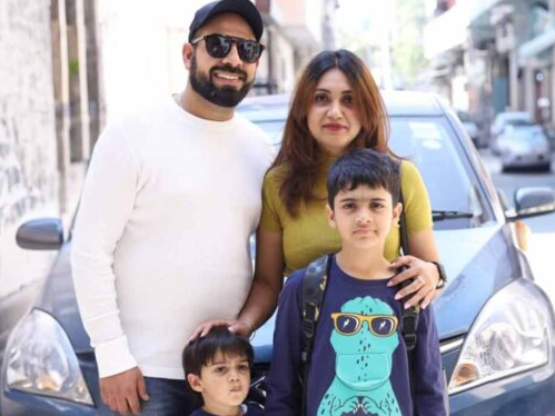 तस्वीर ऑस्ट्रेलियाई मीडिया हाउस चैनल 9 से ली गई है। इसमें विवेक भाटिया परिवार के साथ नजर आ रहे हैं। - Dainik Bhaskar