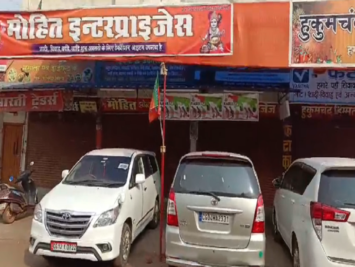पटाखा कारोबारी सुरेश धिंगानी की दुकान।