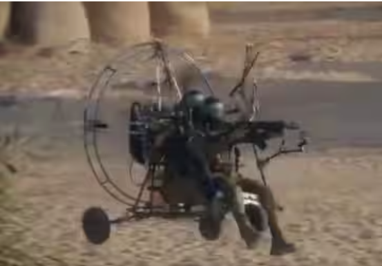 हमास के लड़ाके पैराग्लाइडर्स के सहारे इजराइल की सीमा में दाखिल होते हुए। उनके हाथ में बंदूकें थीं। ये तस्वीर एक वीडियो से लिया गया स्क्रीनशॉट है।